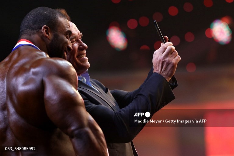 Arnold Schwarzenegger berfoto selfie dengan pemenang Arnold Classic Cedric McMillan di Greater Columbus Convention Center selama Arnold Sports Festival, 4 Maret 2017 di Columbus, Ohio.
