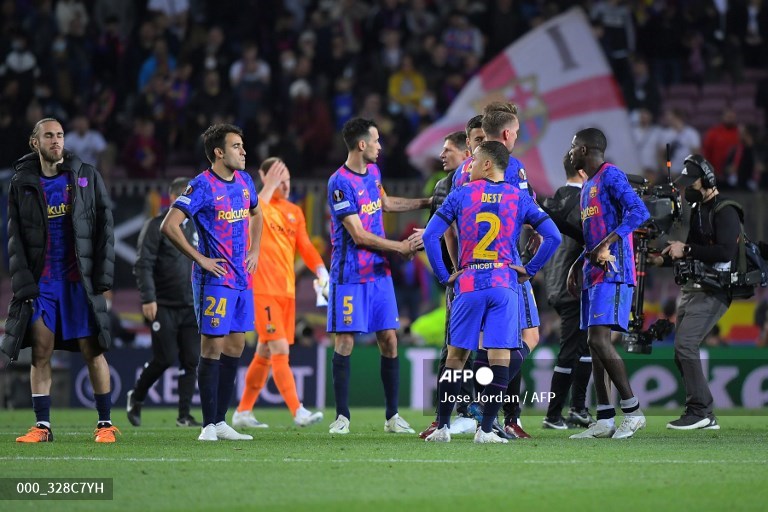 Reaksi para pemain Barcelona pada akhir pertandingan sepak bola leg kedua perempat final Liga Europa antara FC Barcelona dan Eintracht Frankfurt di stadion Camp Nou di Barcelona pada 14 April 2022.